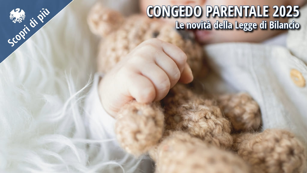 Mano di un neonato che stringe un orsacchiotto di lana, simbolo del congedo parentale 2025 e delle nuove misure a sostegno dei genitori.