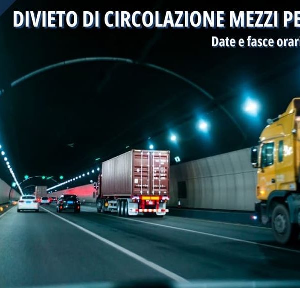 Mezzi pesanti in transito all’interno di una galleria stradale.