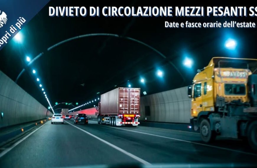 Mezzi pesanti in transito all’interno di una galleria stradale.