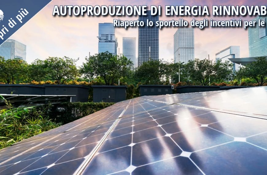 Pannelli solari in primo piano con skyline urbano sullo sfondo, simbolo della transizione energetica delle PMI verso fonti rinnovabili.