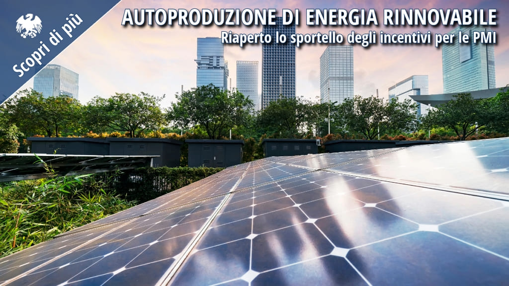 Pannelli solari in primo piano con skyline urbano sullo sfondo, simbolo della transizione energetica delle PMI verso fonti rinnovabili.