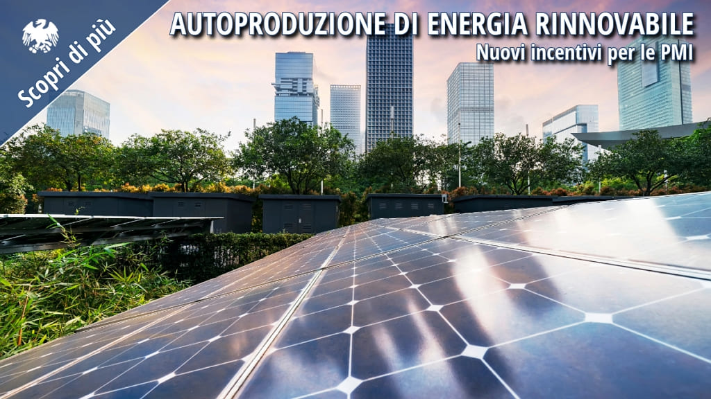 Pannelli solari in primo piano con skyline urbano sullo sfondo, simbolo della transizione energetica delle PMI verso fonti rinnovabili.