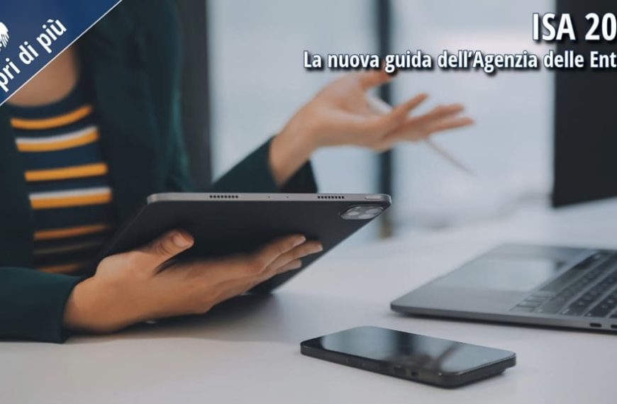 Persona al lavoro su tablet e laptop con didascalia, mentre fornisce una consulenza fiscale.