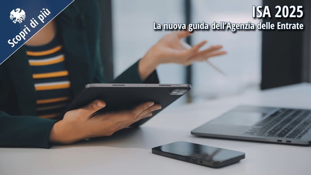 Persona al lavoro su tablet e laptop con didascalia, mentre fornisce una consulenza fiscale.