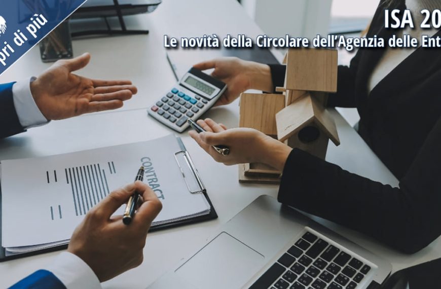 Due professionisti al lavoro con calcolatrice, modelli di casa e documenti contrattuali su un tavolo, simbolo delle novità fiscali ISA 2024.