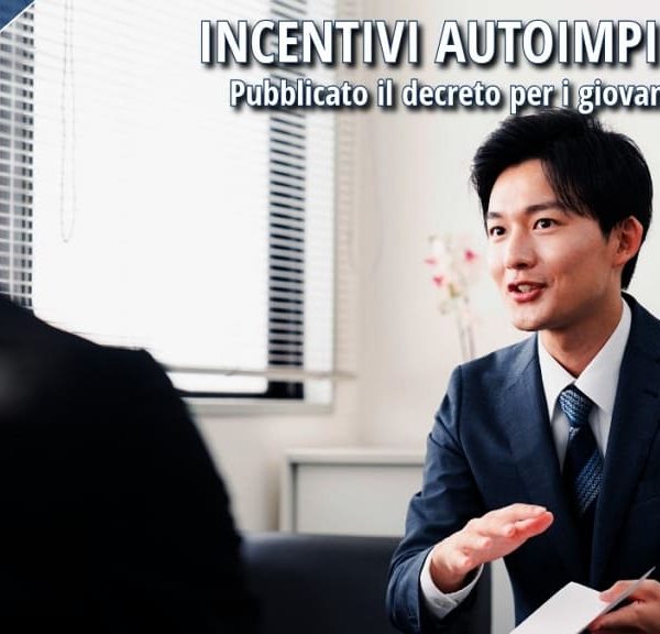 Due giovani imprenditori lavorano al progetto della loro nuova attività.