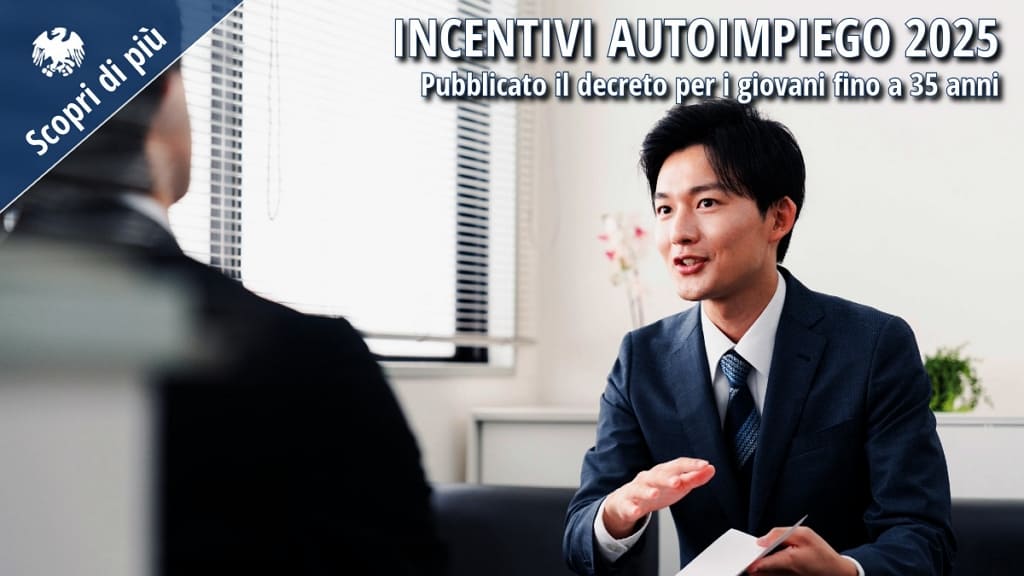 Due giovani imprenditori lavorano al progetto della loro nuova attività.