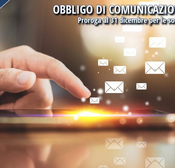 Mano che utilizza uno smartphone per leggere e inviare email tramite applicazione di posta elettronica.