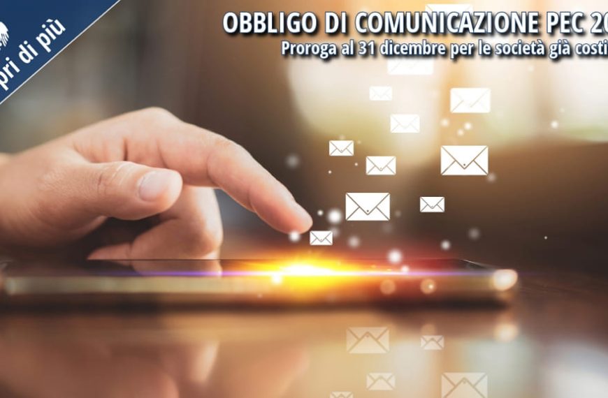 Mano che utilizza uno smartphone per leggere e inviare email tramite applicazione di posta elettronica.