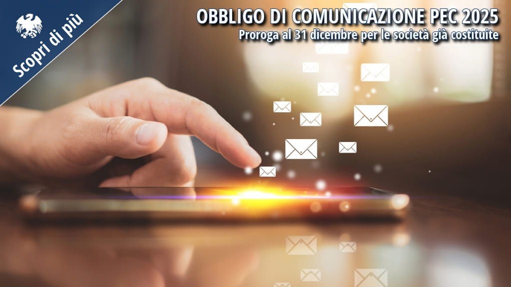 Mano che utilizza uno smartphone per leggere e inviare email tramite applicazione di posta elettronica.