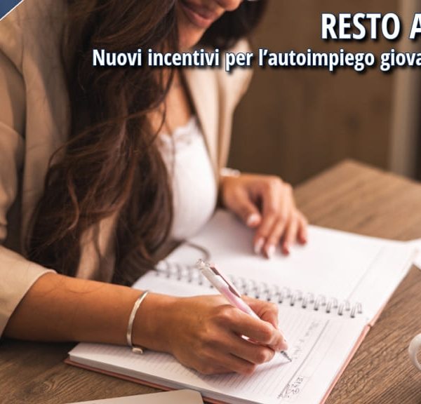 Giovane donna scrive su un quaderno mentre pianifica un'attività autonoma, simbolo delle opportunità offerte dal programma Resto al Sud 2.0.