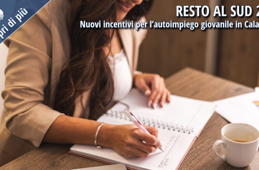 Giovane donna scrive su un quaderno mentre pianifica un'attività autonoma, simbolo delle opportunità offerte dal programma Resto al Sud 2.0.