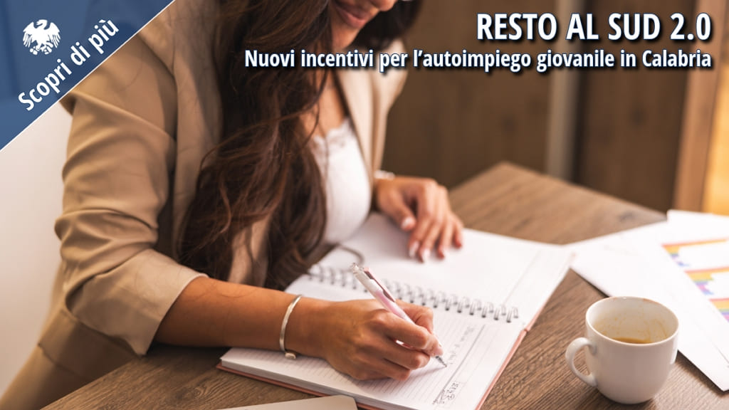 Giovane donna scrive su un quaderno mentre pianifica un'attività autonoma, simbolo delle opportunità offerte dal programma Resto al Sud 2.0.