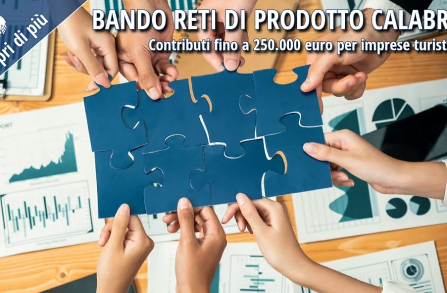 Degli imprenditori che compongono insieme un puzzle blu, simbolo di cooperazione.
