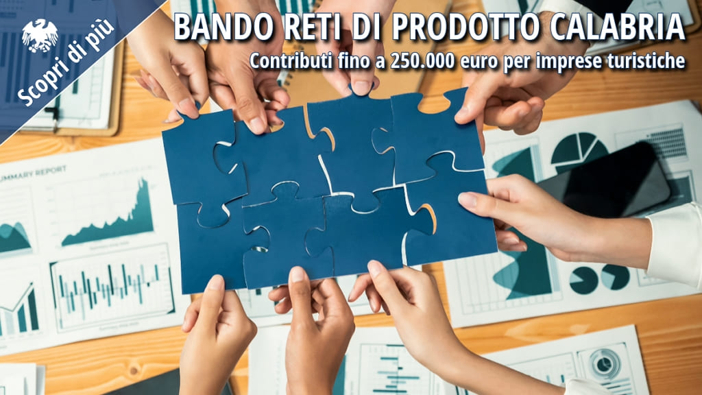 Degli imprenditori che compongono insieme un puzzle blu, simbolo di cooperazione.