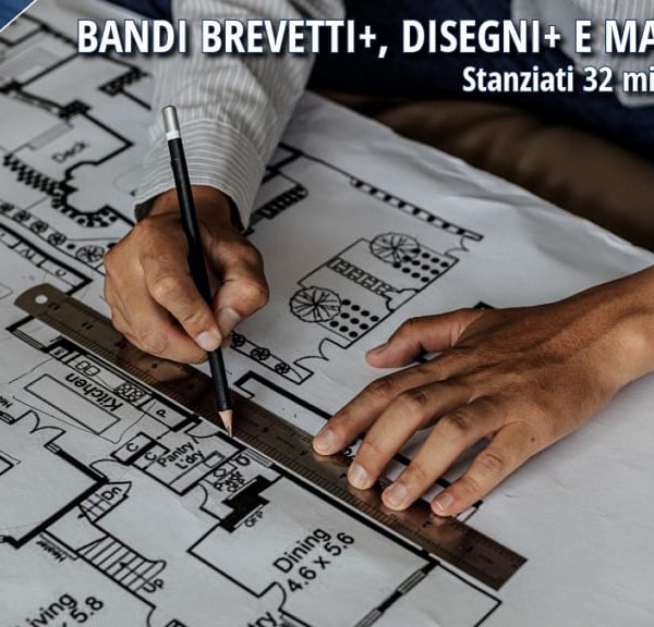 Persona al lavoro su un progetto tecnico con planimetrie, simbolo di innovazione e creatività delle PMI sostenute dai bandi Brevetti+, Disegni+ e Marchi+ 2025.