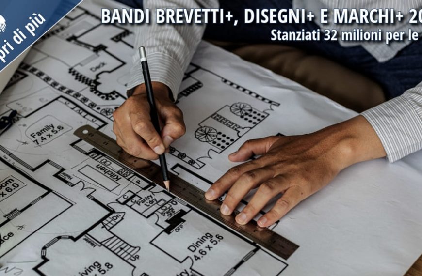Persona al lavoro su un progetto tecnico con planimetrie, simbolo di innovazione e creatività delle PMI sostenute dai bandi Brevetti+, Disegni+ e Marchi+ 2025.