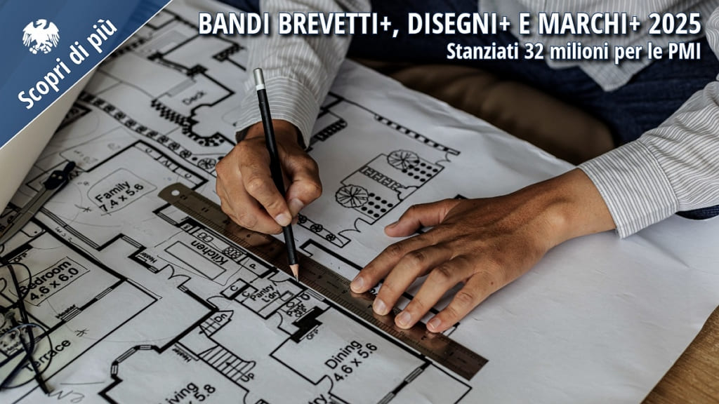 Persona al lavoro su un progetto tecnico con planimetrie, simbolo di innovazione e creatività delle PMI sostenute dai bandi Brevetti+, Disegni+ e Marchi+ 2025.