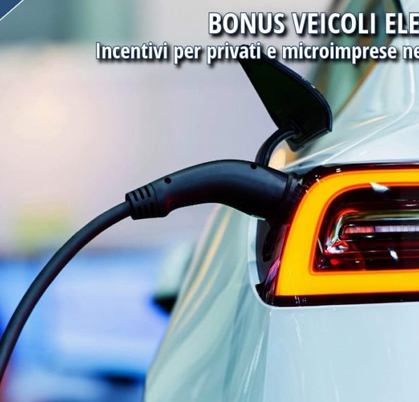 Auto elettrica in ricarica con cavo collegato – Bonus veicoli elettrici 2025, incentivi per privati e microimprese previsti dal Decreto MASE.