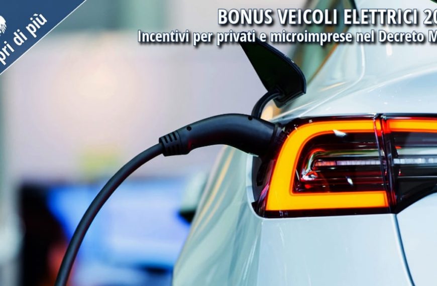 Auto elettrica in ricarica con cavo collegato – Bonus veicoli elettrici 2025, incentivi per privati e microimprese previsti dal Decreto MASE.