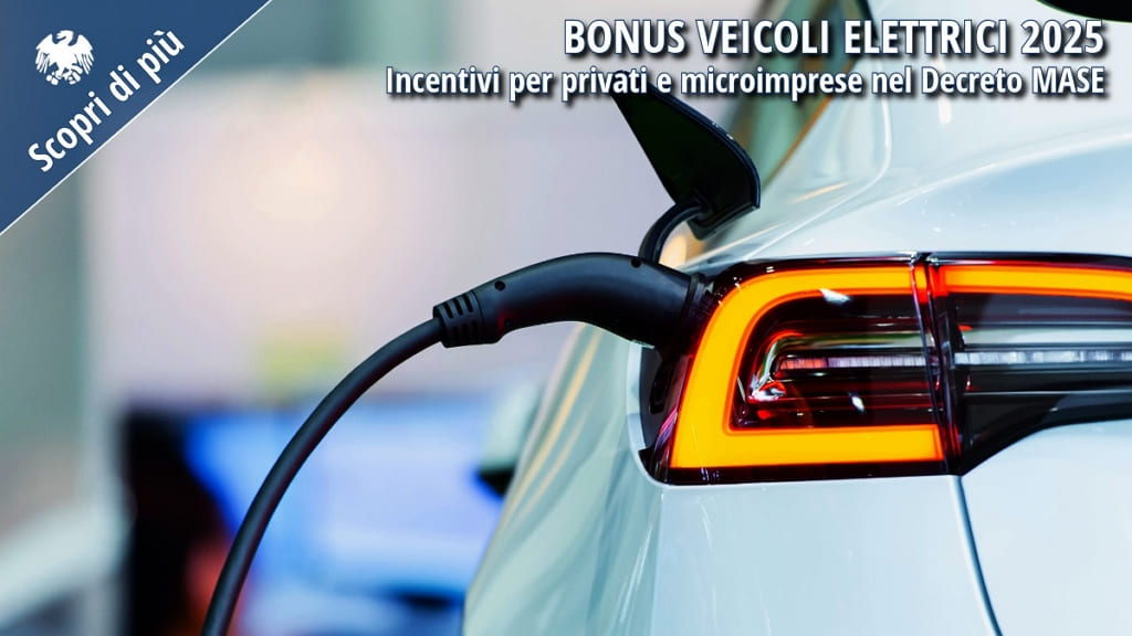 Auto elettrica in ricarica con cavo collegato – Bonus veicoli elettrici 2025, incentivi per privati e microimprese previsti dal Decreto MASE.