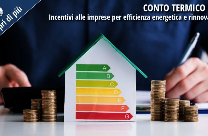 Casetta con linee colorate che indicano le classi energetiche e del denaro ai lati, a rappresentare incentivi per l’efficienza energetica.