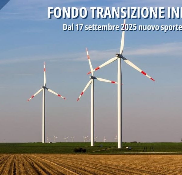 Pale eoliche in un campo agricolo, simbolo della transizione energetica sostenibile.