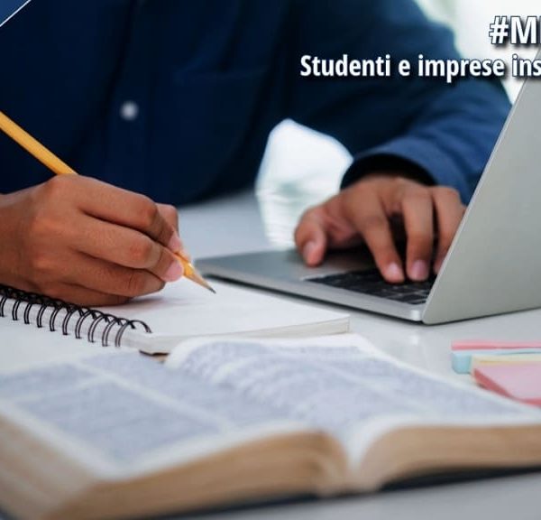 Studente al lavoro al computer con quaderno e libri aperti, simbolo del progetto #MentorTour che unisce scuola e imprese a Cosenza.