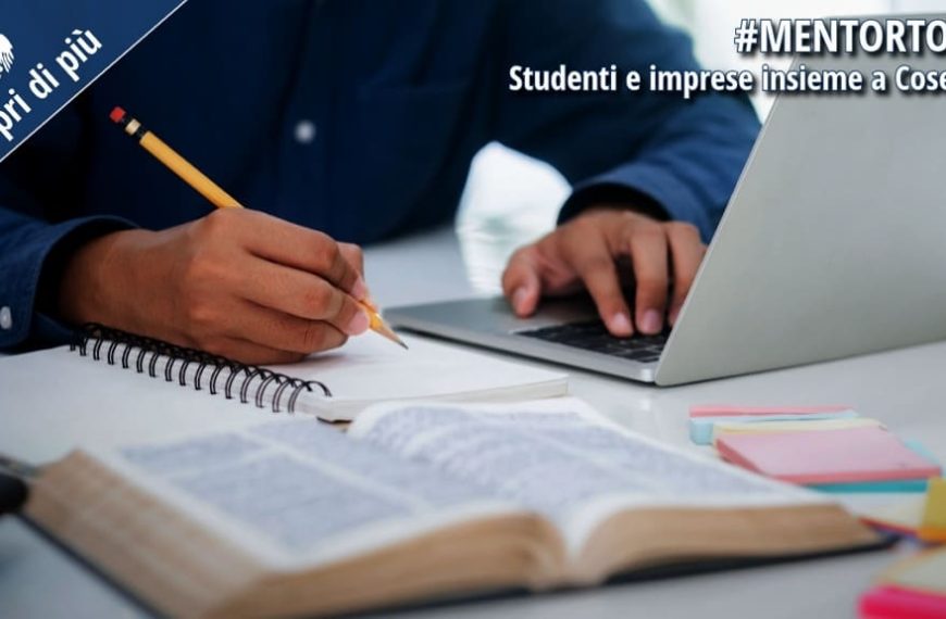 Studente al lavoro al computer con quaderno e libri aperti, simbolo del progetto #MentorTour che unisce scuola e imprese a Cosenza.