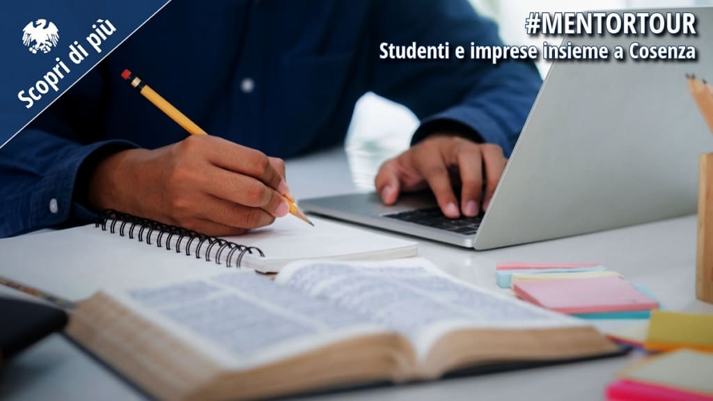 Studente al lavoro al computer con quaderno e libri aperti, simbolo del progetto #MentorTour che unisce scuola e imprese a Cosenza.