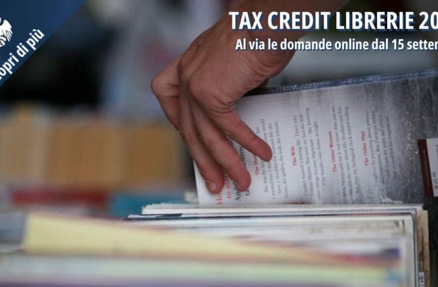 Una mano che sfoglia dei libri in una libreria, a simboleggiare la "Tax Credit Librerie 2025" e la possibilità di presentare le domande online dal 15 settembre.