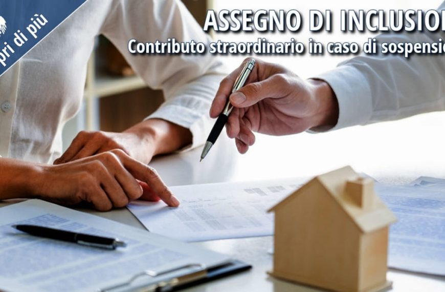 Mani che compilano dei documenti, simbolo del contributo straordinario destinato ai beneficiari dell’Assegno di Inclusione in caso di sospensione.