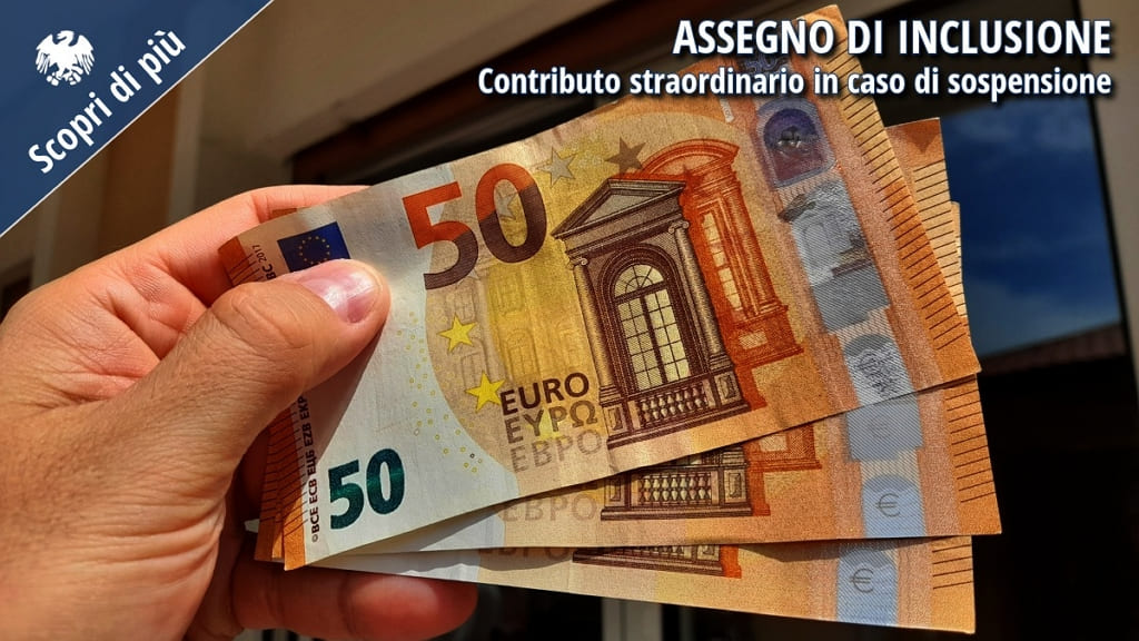 Mano che tiene alcune banconote, simbolo del contributo straordinario destinato ai beneficiari dell’Assegno di Inclusione in caso di sospensione.