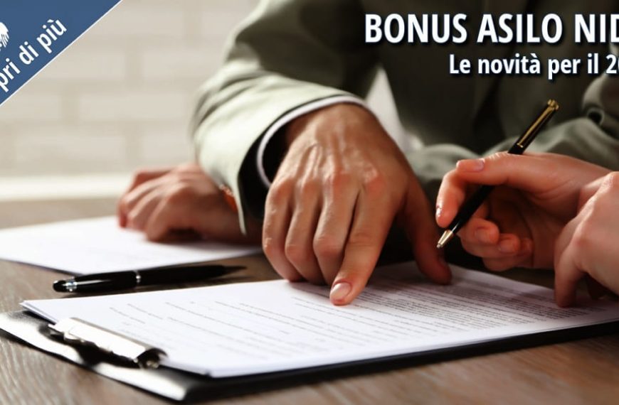 Due persone compilano moduli e documenti su una scrivania, a rappresentare le nuove procedure per il Bonus asilo nido 2026 introdotte dall’Inps.