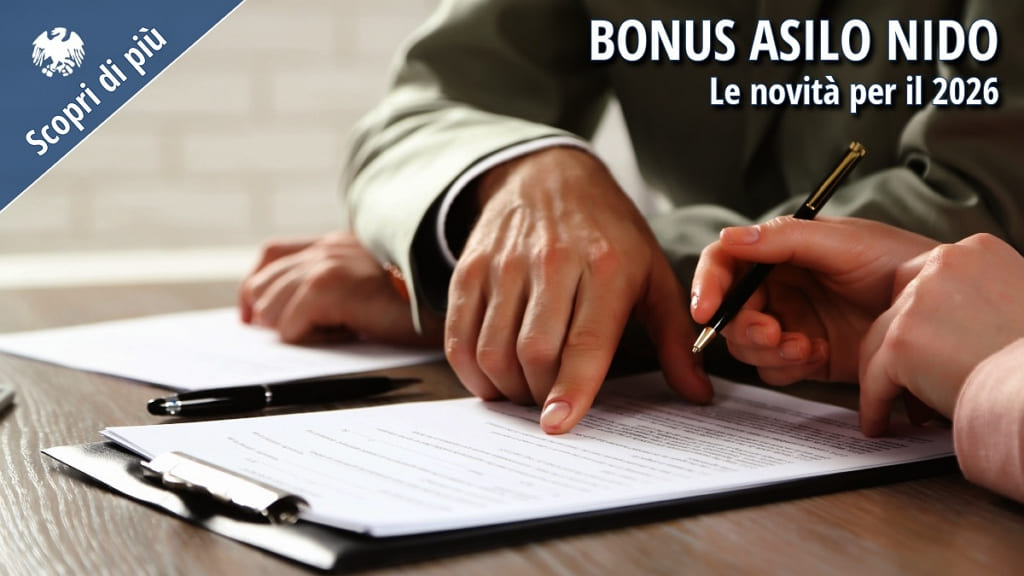 Due persone compilano moduli e documenti su una scrivania, a rappresentare le nuove procedure per il Bonus asilo nido 2026 introdotte dall’Inps.