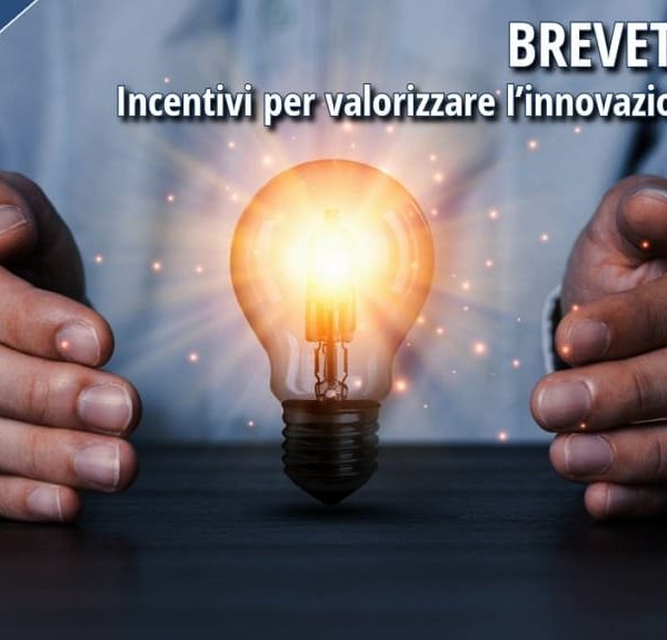 Lampadina accesa tra le mani di un imprenditore a simboleggiare l’innovazione e la creatività delle PMI sostenute dal bando Brevetti+ 2025.