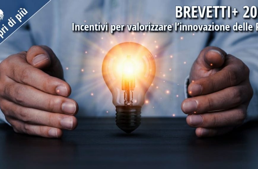 Lampadina accesa tra le mani di un imprenditore a simboleggiare l’innovazione e la creatività delle PMI sostenute dal bando Brevetti+ 2025.
