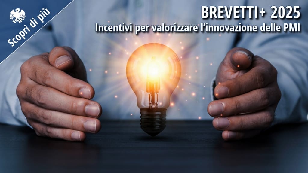 Lampadina accesa tra le mani di un imprenditore a simboleggiare l’innovazione e la creatività delle PMI sostenute dal bando Brevetti+ 2025.