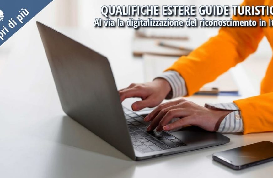 Persona al computer mentre compila la procedura online per il riconoscimento digitale della qualifica di guida turistica estera in Italia.
