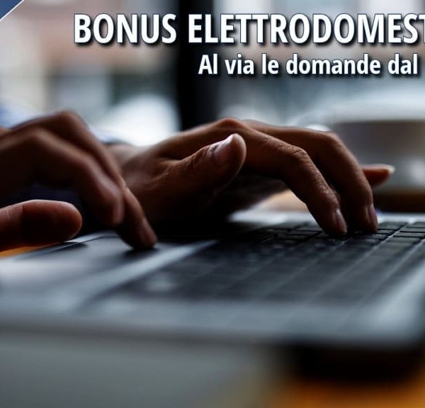 Mani che digitano su un computer portatile, simbolo dell’avvio online delle domande per il Bonus Elettrodomestici 2025.