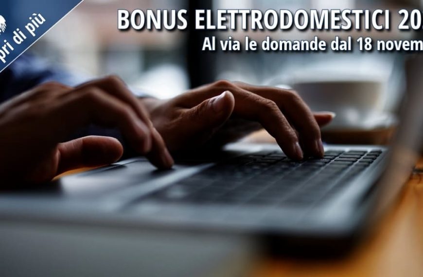 Mani che digitano su un computer portatile, simbolo dell’avvio online delle domande per il Bonus Elettrodomestici 2025.