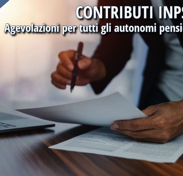Persona seduta a un tavolo mentre compila e firma documenti, simbolo delle procedure amministrative legate alle agevolazioni contributive INPS per i lavoratori autonomi pensionati over 65.