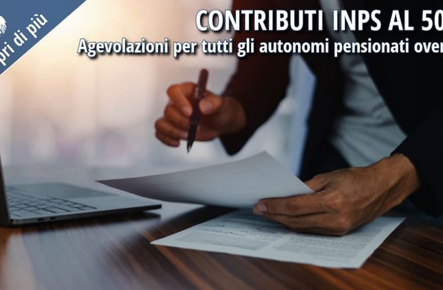 Persona seduta a un tavolo mentre compila e firma documenti, simbolo delle procedure amministrative legate alle agevolazioni contributive INPS per i lavoratori autonomi pensionati over 65.
