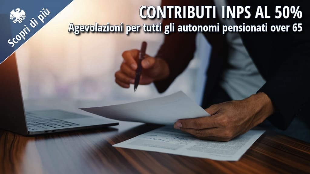 Persona seduta a un tavolo mentre compila e firma documenti, simbolo delle procedure amministrative legate alle agevolazioni contributive INPS per i lavoratori autonomi pensionati over 65.