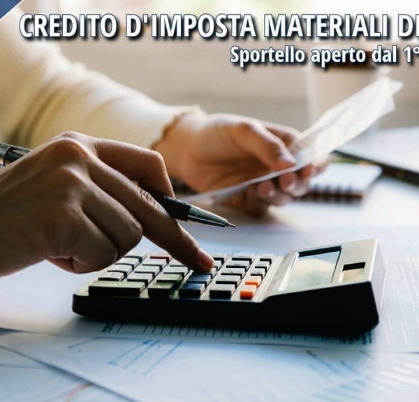 Persona che utilizza una calcolatrice su una scrivania con documenti, a supporto dell’annuncio sull’apertura dello sportello per il credito d’imposta sui materiali di recupero.