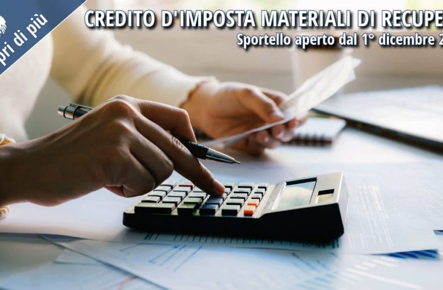 Persona che utilizza una calcolatrice su una scrivania con documenti, a supporto dell’annuncio sull’apertura dello sportello per il credito d’imposta sui materiali di recupero.