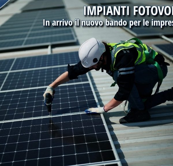 Un operaio installa impianti fotovoltaici su un edificio industriale, simbolo della transizione ecologica nelle imprese del Sud Italia.