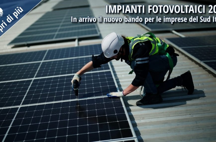 Un operaio installa impianti fotovoltaici su un edificio industriale, simbolo della transizione ecologica nelle imprese del Sud Italia.