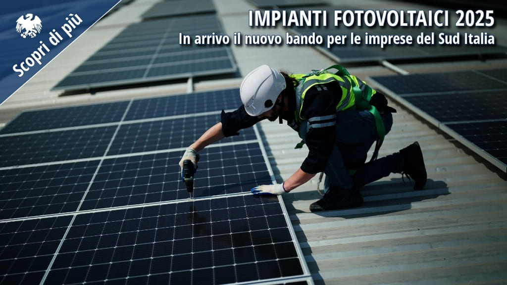Un operaio installa impianti fotovoltaici su un edificio industriale, simbolo della transizione ecologica nelle imprese del Sud Italia.