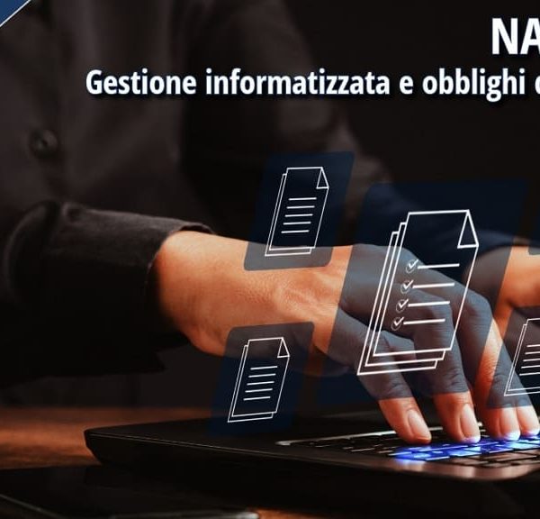 Mani che digitano su un computer portatile con icone digitali di documenti: rappresentazione della gestione informatizzata della NASpI 2025.